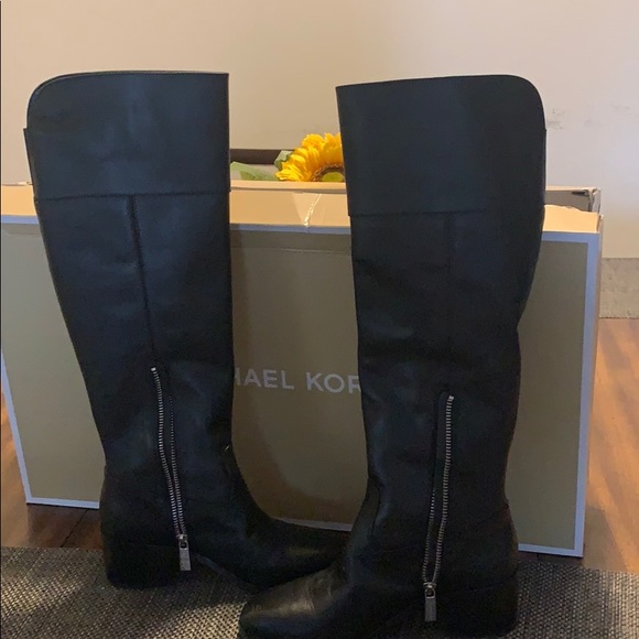 Michael Kors boots no scratches like new size 5.5 - Picture 3 of 3